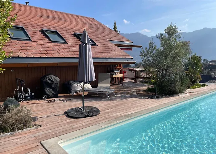 Maison Vue Et Piscine Bed and Breakfast